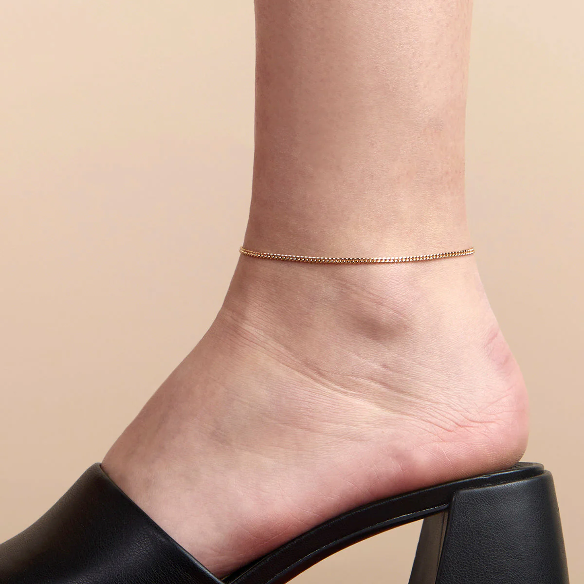 Essential Curb Chain Anklet in Gold - Image 2