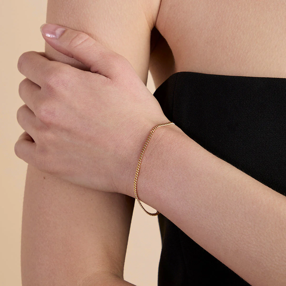 Essential Curb Chain Bracelet in Gold - Image 2