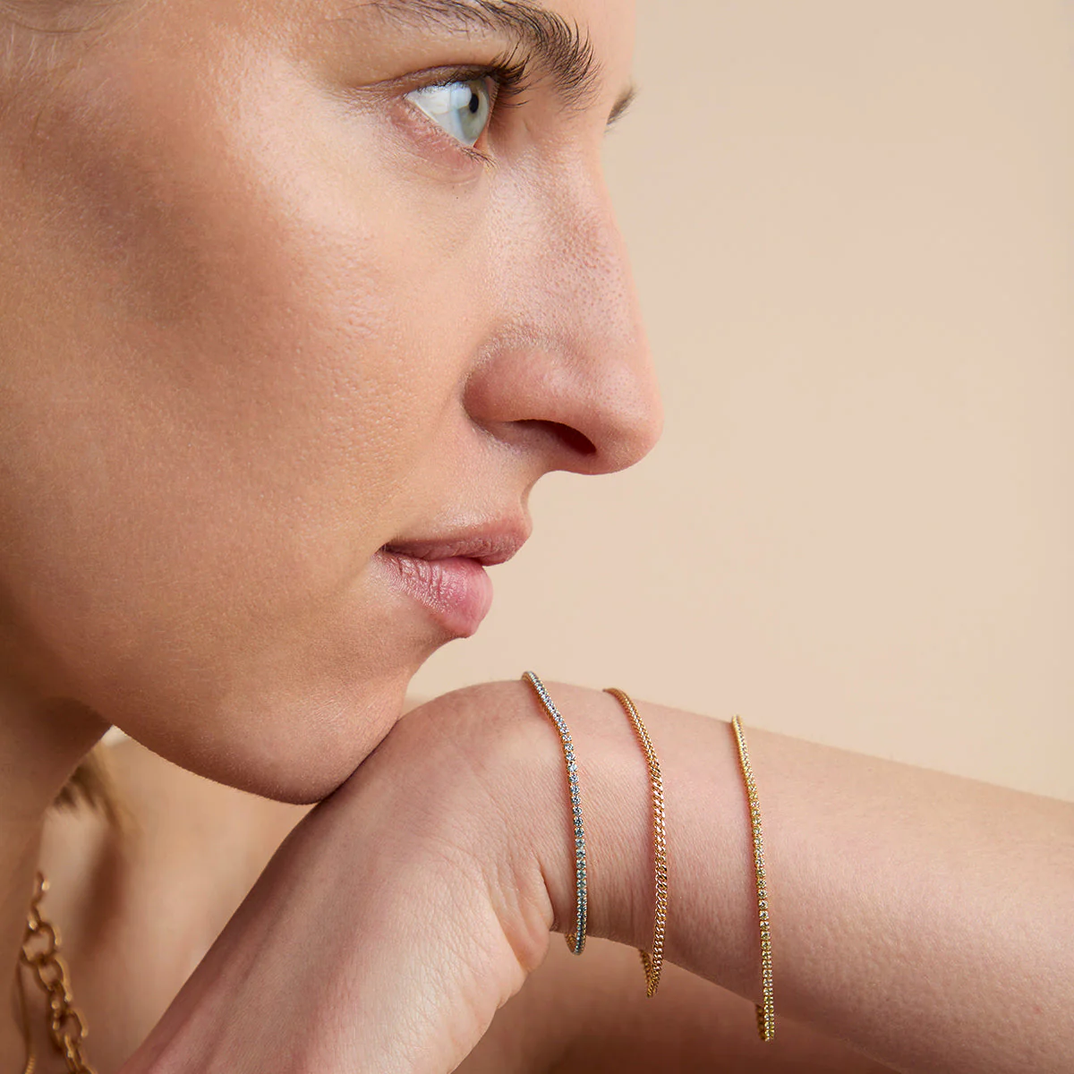 Essential Curb Chain Bracelet in Gold - Image 5
