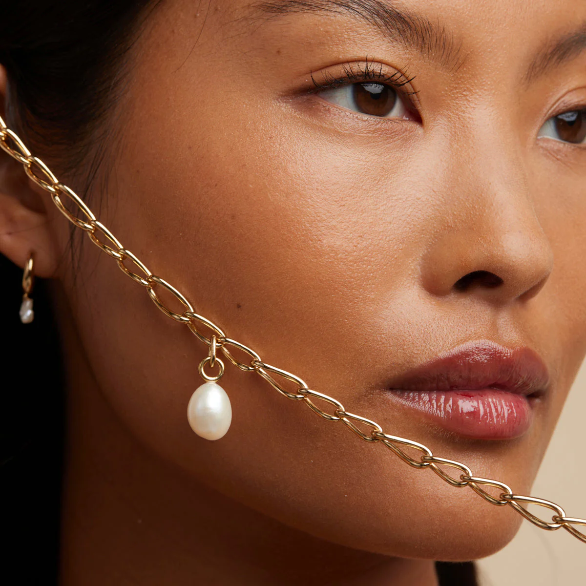 Infinite Pearl Bold Lariat Necklace in Gold - Image 6