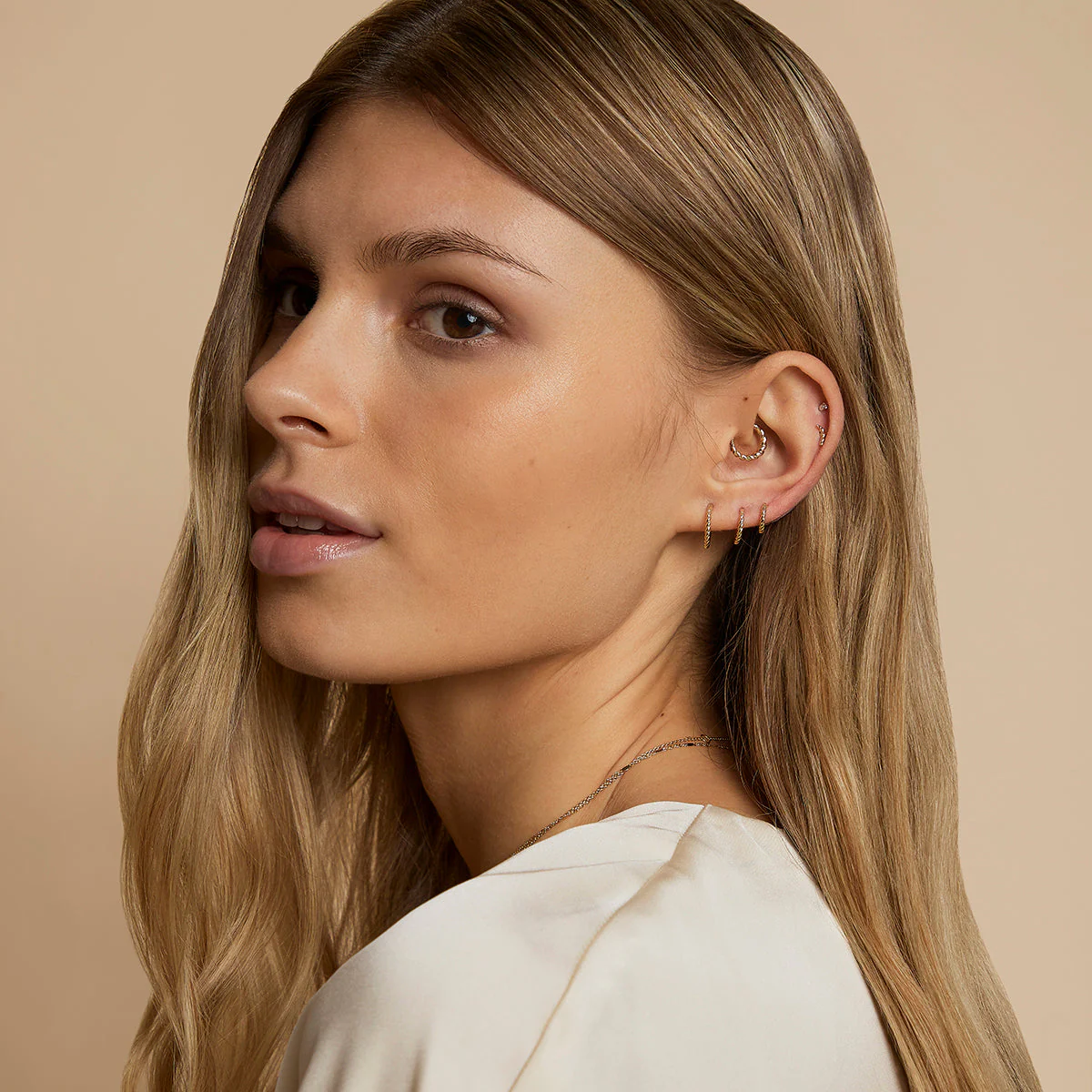 Twisted Rope Seamless Hoop in Solid Gold - Image 2